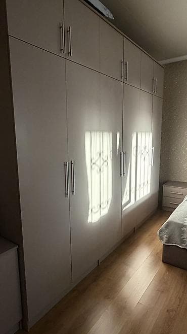 спальня мишок: Спальный гарнитур в современном стиле, цвет — теплый беж/тауп. Состав — 2