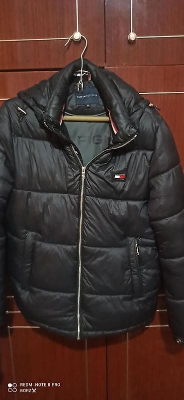 белый джинсы: Пуховик Tommy Hilfiger, мужской. - Цвет: черный, матовый. - Размер на — 1