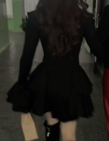 Пальто: Черное коктейльное платье с фигурным кроем и объемными рукавами — 2