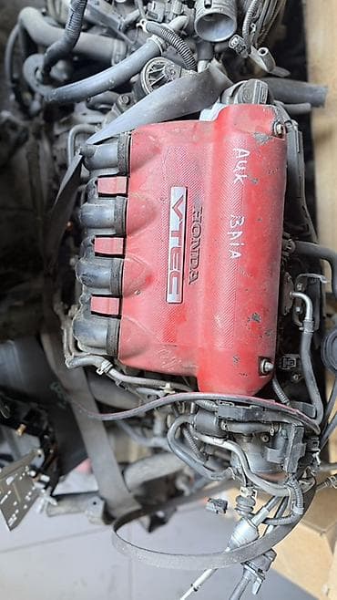 vtec k20: Двигатель Honda VTEC, красная клапанная крышка с фирменным логотипом — 1