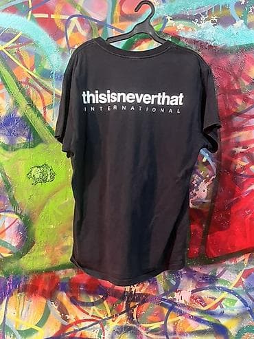 Футболка thisisneverthat - Цвет: черный - Принт: крупный логотип