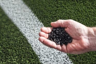 крошка резиновая: Крошка резиновая. Резиновая крошка для засыпки футбольных полей — 1