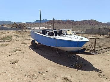 спортивный мото: Продается катер синего цвета с белым верхом. Оборудован сиденьями и — 2