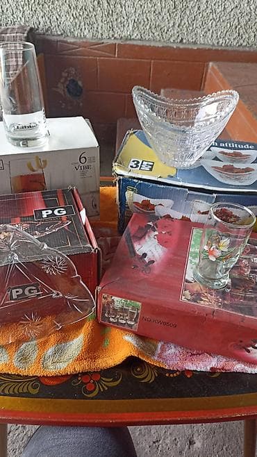 Стеклянная и фарфоровая посуда набором - Стаканы разного объема и