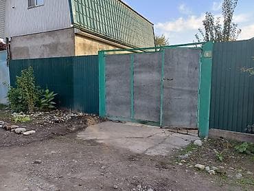 Үйлөр: Срочно продаётся полдома Участок 2,5 сотки. Район Красного — 4