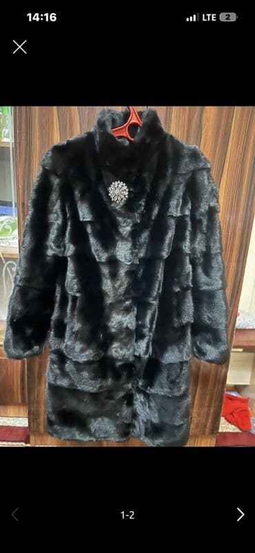 Шуба женская из тёмного меха, фасон прямой, длина до колена. Горловина