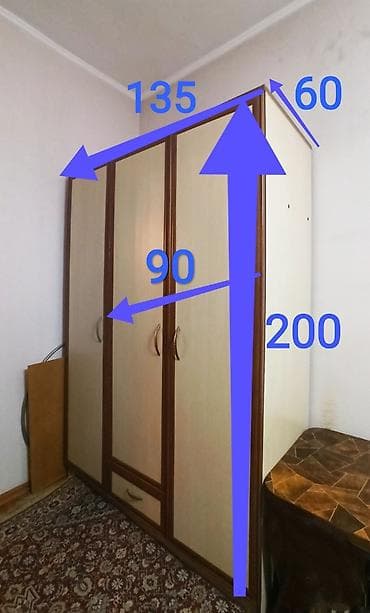 Шкаф из 2 секций - одна с 5 полками, другая - платяной. Ширина 1.35 м