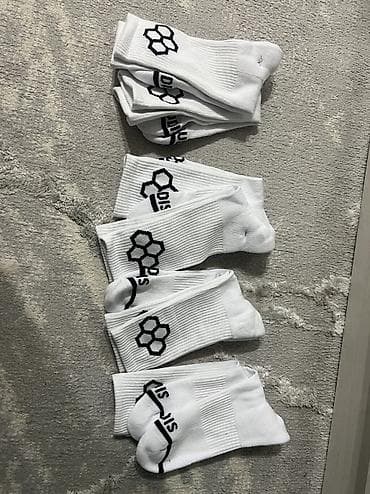 перчатки для тренировки: Белые спортивные носки с контрастным черно-белым геометрическим — 3