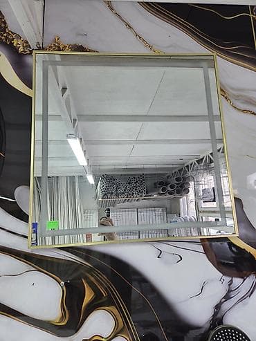 Зеркало настенное квадратное в тонкой рамке. - Форма: квадрат. -