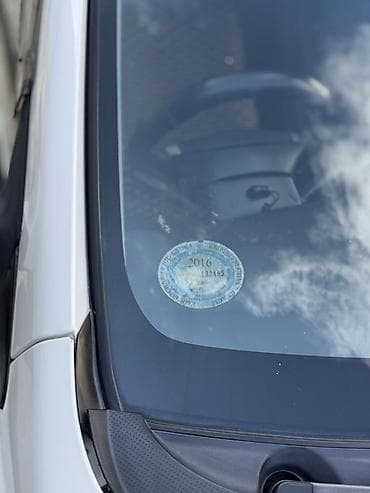 электромобиль byd: Компактный 5‑дверный хэтчбек белого цвета. Основные особенности: - — 9