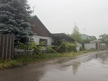 Продаётся жилой дом с двором и хозяйственными постройками. Район