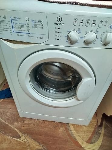 Стиральная машина Indesit белого цвета, оснащенная фронтальной