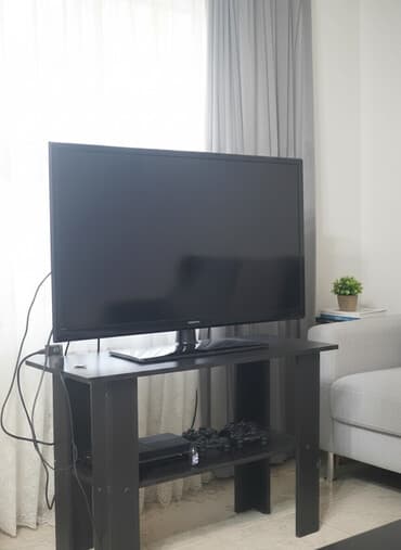 ножка для монитора: Телевизор Samsung с плоским экраном на настольной подставке + тумба — 1