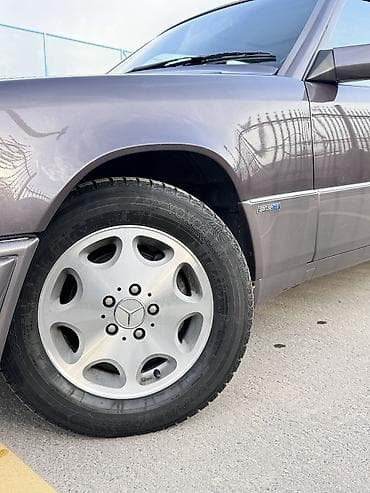 bmw m3 e30: Mercedes-Benz W124: 1993 г., 2.8 л, Седан — 6