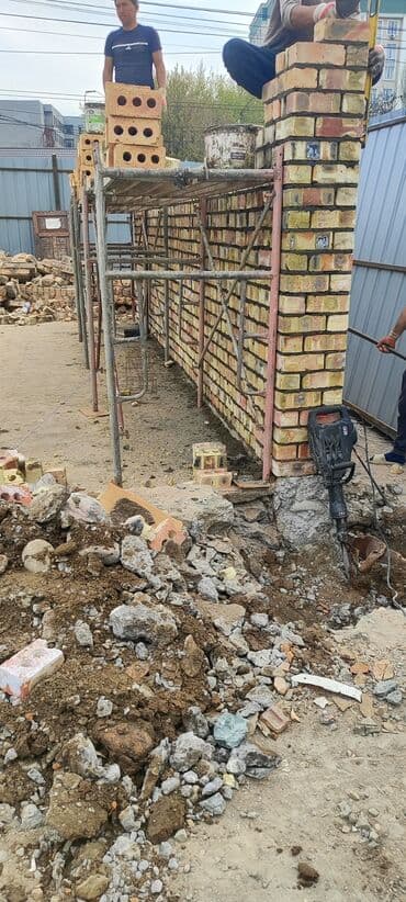 дома под снос: Снятие потолков, Разбор полов, Демонтаж крыш | Демонтаж встроенных шкафов, Кирпичная стена, Железобетонная стена | Зачистка от старых обоев, Сбивка старой штукатурки, Снятие шпатлевки | Демонтаж плинтуса, Демонтаж деревянного пола, Демонтаж теплого пола | Крыша из шифера, Металлочерепичная кровля, Мягкая кровля Больше 6 лет опыта — 2