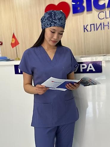 форма медицины: Медицинский костюм (скраб): топ с V‑образным вырезом и брюки - — 6