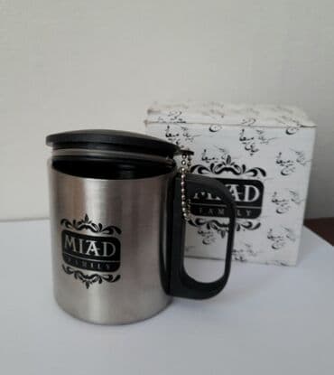 Металлическая кружка с плотно закрывающейся крышкой