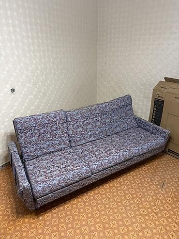 раздвижные диваны: Диван трехместный. - Компактная прямая конструкция с низкими — 1
