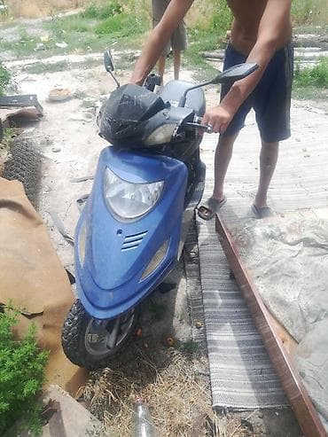 мото мини: Скутер бензиновый, сине‑черный, классический городской тип с передним — 2