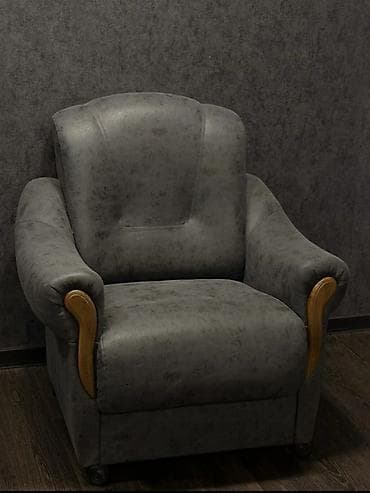 Продаю два кресла. Перешиты в антикоготь. Цена: 6000 сом 2 штуки