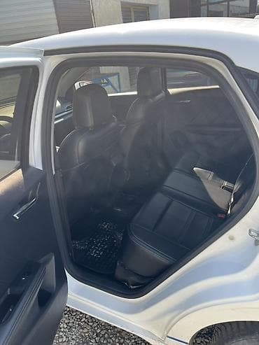 диспы: Седан белого цвета с просторным салоном и большим багажником — 4