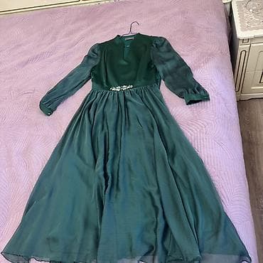 Элегантное вечернее платье макси из струящейся ткани изумрудного