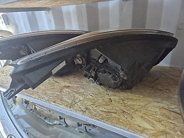Автозапчасти: Передняя фара автомобиля (левая и правая), оригинальные — 2