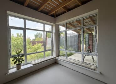 маленький дом шале под ключ: Панорамные ПВХ-окна и раздвижная дверная группа для частного дома. - — 1