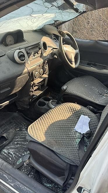 Lixiang: Toyota ist (1-е поколение), правый руль, хэтчбек 5 дв., белый цвет — 4