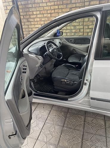 toyota ipsum 2003: Nissan Tino: 2003 г., 1.8 л, Ручные, Газ, Хэтчбэк — 10