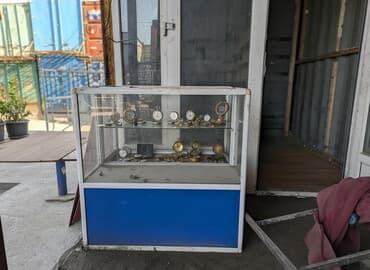 оборудование для парикмахера: Стеклянные ветрины в наличии ( 9 шт ), связи с закрытием точки на — 1