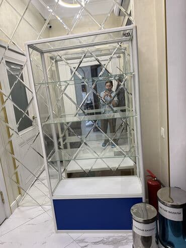 оборудование для парикмахер: Продается универсальная витрина, подойдет для салонов красоты — 2