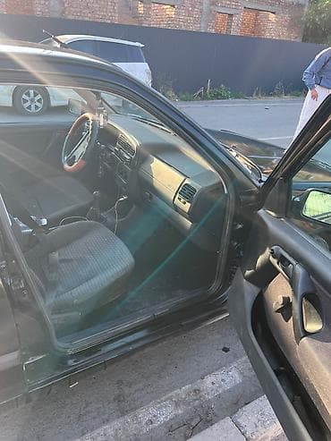 Volkswagen Vento: 1993 г., 1.8 л, Седан — 6
