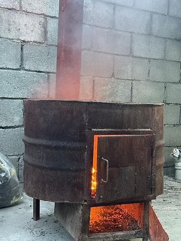 Металлическая печь-буржуйка из стального барабана с дымоходом