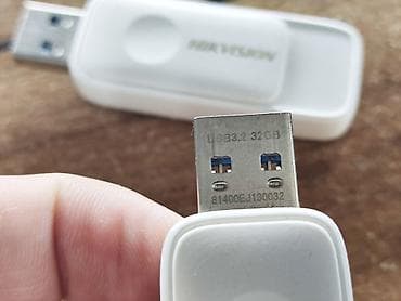 флеш: Продаю флешки HIKVISION на 32GB. Обе с USB 3.2 (смотрите фото) Обе — 4