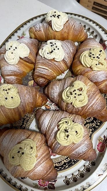 Круассаны с кремом - Слоёные масляные круассаны золотистого выпека — 1