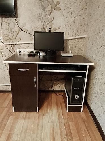 Компьютерный стол, С полками