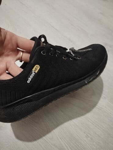 converse all star: Пара черных кед Converse All Star с белыми шнурками и белыми — 3