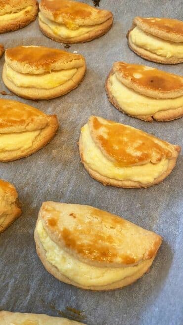 продаю яйцо: Сосиски в тесте, свежая выпечка из пекарни. - Румяная, глянцевая — 9