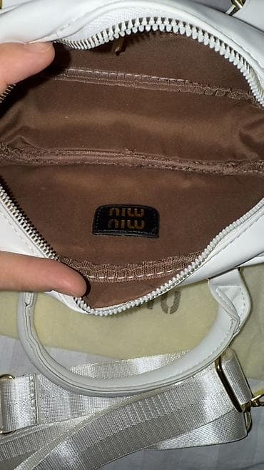 Очки: Сумка Miu Miu, белая - Форма: мини-боулинг/почтальонка с округлыми — 4