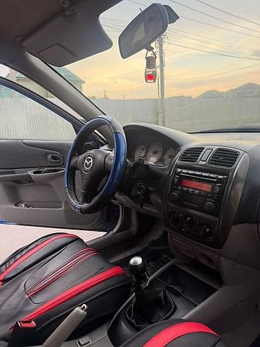 Унаа: Mazda 323: 2003 г., 1.6 л, Кол менен иштөөчү, Бензин, Хетчбек — 5