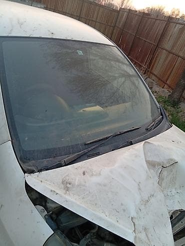 Разбираю на запчасти компактный хетчбек (белый, 5 дверей). Передняя