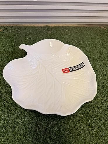 Блюдо из фарфора в форме листа - Материал: фарфор (маркировка на