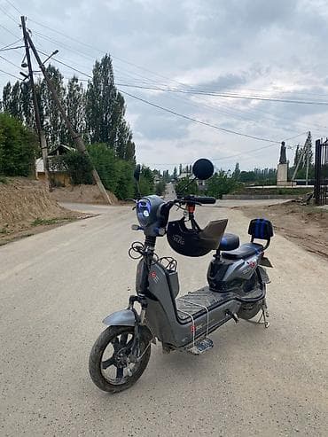 Электроскутер (городской) серого цвета Описание и особенности: -