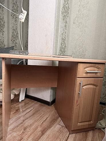 Шкафтар: Компьютердик үстөлү, Текчелери бар — 1