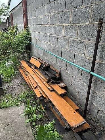 продаю бу строй материалы: БЕСПЛАТНО Отдаю доски, старые рамы и строительный мусор на дрова. Всё — 2