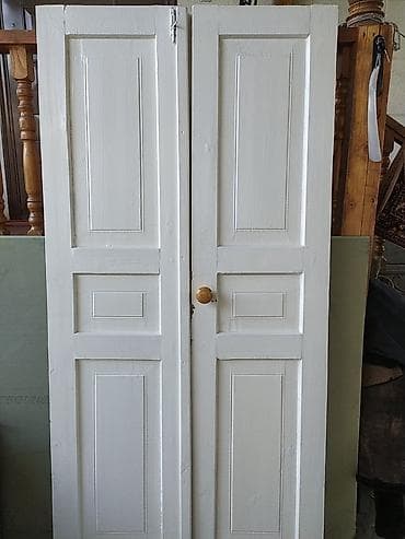 Двустворчатая межкомнатная дверь из массива дерева, окрашенная в белый