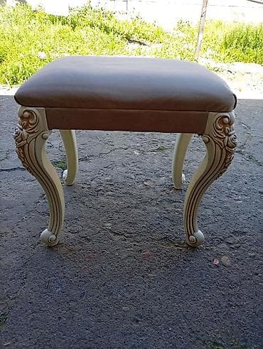 Пуфик/табурет в классическом стиле. - Мягкое сиденье прямоугольной