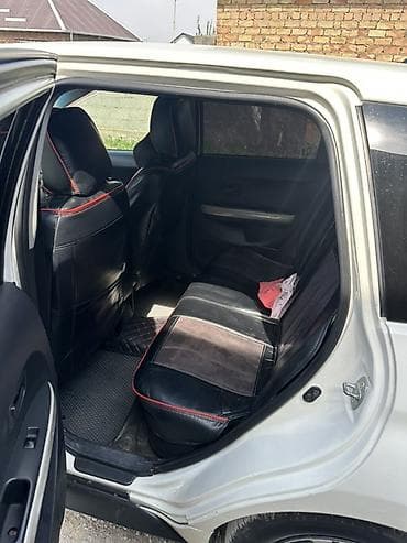 rb 25: Компактный пятидверный хэтчбек белого цвета. Основные особенности: - — 4