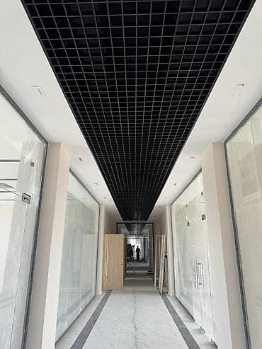 черновой потолок: Потолочная система «Грильято» с интегрированным освещением и кассетным — 4